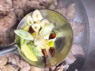 6、黄焖鸡,加入葱姜蒜,八角炒香