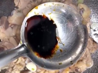 7、黄焖鸡,加入耗油,生抽,老抽炒上色