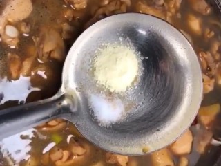 8、黄焖鸡,加入适量的水没过鸡块,料酒,十三香,盐,鸡精,调味