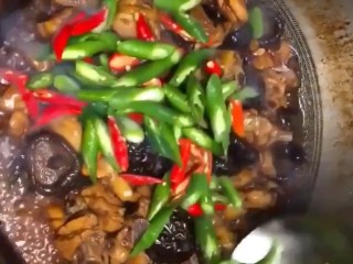 11、黄焖鸡,最后下入青红尖椒炒出辣味出锅