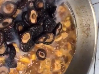 10、黄焖鸡,下入提前泡好的香菇再烧五分钟