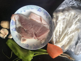 1、白玉菇炒肉,准备好食材备用