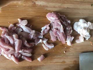 2、白玉菇炒肉,猪肉切成小块，肥肉分开