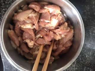 3、白玉菇炒肉,把瘦肉装入盆中，加入适量料酒，生抽腌制一会儿