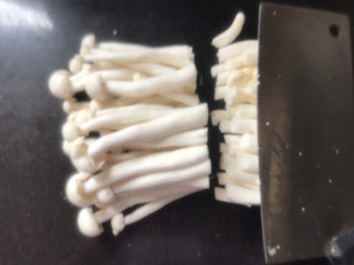 4、白玉菇炒肉,白玉菇切掉根部