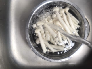 5、白玉菇炒肉,白玉菇冲洗干净捞出沥干水份备用