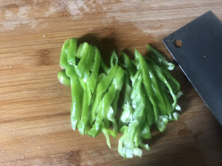 6、白玉菇炒肉,青椒洗干净切丝备用