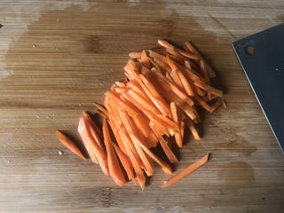 7、白玉菇炒肉,胡萝卜洗干净切丝备用