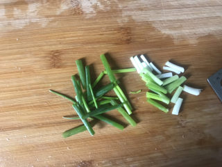 8、白玉菇炒肉,葱切段