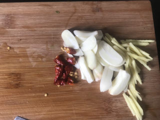 9、白玉菇炒肉,切点姜丝，干辣椒，大蒜切片