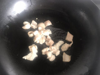 10、白玉菇炒肉,锅烧热下入肥肉煸出肥油