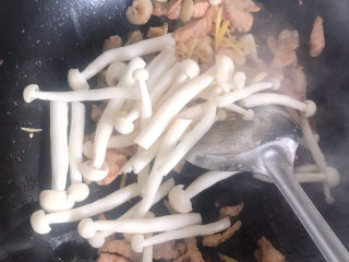13、白玉菇炒肉,下入白玉菇继续翻炒均匀