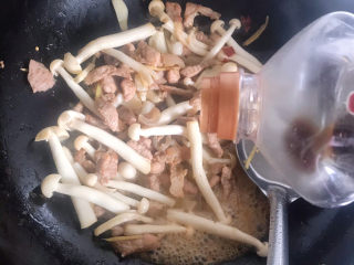 14、白玉菇炒肉,加入适量生抽提鲜