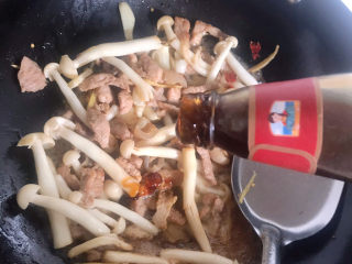 15、白玉菇炒肉,加入适量的蚝油，继续翻炒均匀