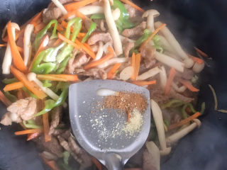 17、白玉菇炒肉,再加入适量五香粉和鸡精调味