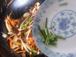 18、白玉菇炒肉,最后加入葱段翻炒均匀即可出锅