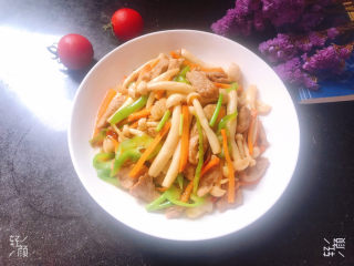 19、白玉菇炒肉,盛入盘中即可食用