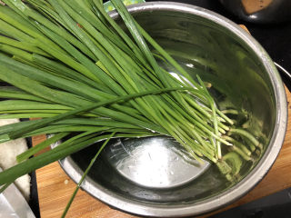 4、韭菜炒豆芽➕ 拨却白云见青天,韭菜择好洗净备用