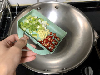 8、韭菜炒豆芽➕ 拨却白云见青天,热锅冷油，下葱末姜末小米辣