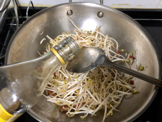 12、韭菜炒豆芽➕ 拨却白云见青天,淋一茶匙料酒，中火翻炒半分钟