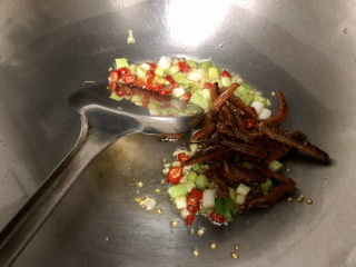 10、韭菜炒豆芽➕ 拨却白云见青天,下小鱼干，煸炒一下