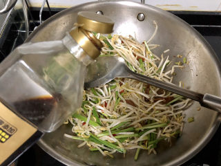 14、韭菜炒豆芽➕ 拨却白云见青天,调味：一汤匙生抽