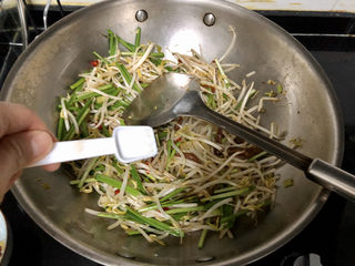 15、韭菜炒豆芽➕ 拨却白云见青天,少许白糖，翻炒均匀