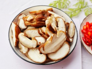 3、拿肉都不换的素炒香菇,香菇切片。