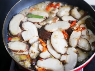 9、拿肉都不换的素炒香菇,倒入过滤好的香菇翻炒至软。