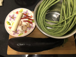 1、豇豆烧茄子,食材合照：豇豆300g，大茄子一根，葱白一段，蒜5瓣，小米辣四个
