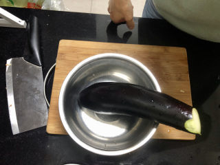 2、豇豆烧茄子,茄子搓洗干净