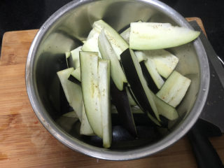 3、豇豆烧茄子,茄子切条