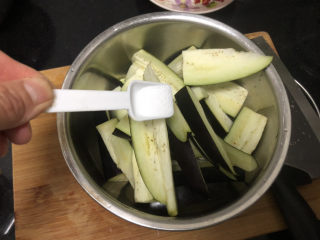 4、豇豆烧茄子,加少许食盐