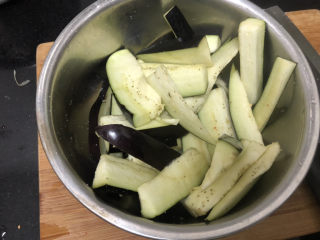 5、豇豆烧茄子,拌匀腌制一刻钟
