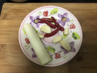 6、豇豆烧茄子,蒜剥皮，与葱白小米辣清洗备用