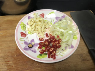 7、豇豆烧茄子,蒜切蒜末，葱白切末，小米辣切圈