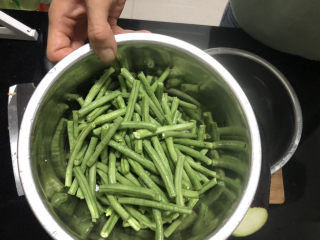 8、豇豆烧茄子,豇豆摘去头尾，掰成4公分左右的段