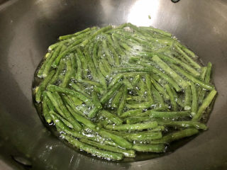 11、豇豆烧茄子,炸到豇豆起虎皮