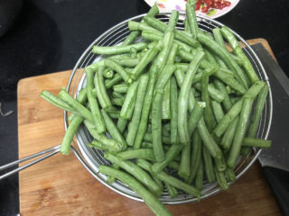 9、豇豆烧茄子,清洗控水备用