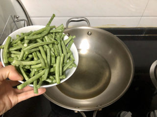 10、豇豆烧茄子,热锅加适量食用油，油六成热，中火，下豇豆