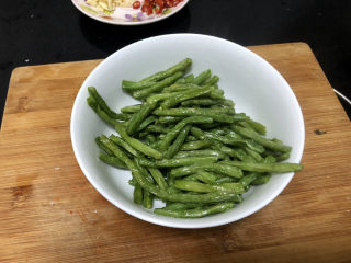 12、豇豆烧茄子,控油捞出备用