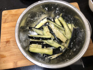 15、豇豆烧茄子,抓匀。