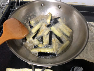 16、豇豆烧茄子,大火，油烧热，下茄子炸