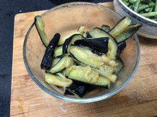 17、豇豆烧茄子,炸到茄子金黄变软，控油捞出