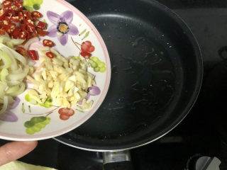 25、豇豆烧茄子,热锅少许油，小火煸香蒜蓉