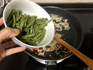 27、豇豆烧茄子,转中火，加入豆角