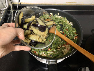 28、豇豆烧茄子,加入茄子