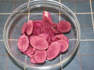 4、健康燕麦紫薯热饮,紫薯切片，入锅蒸熟