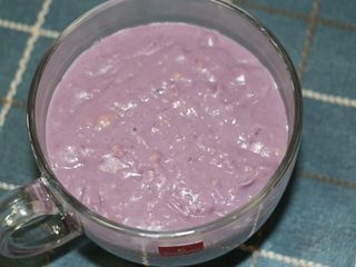 11、健康燕麦紫薯热饮,先往被子里倒入燕麦紫薯糊