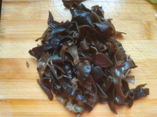 2、芹菜炒木耳,切成丝